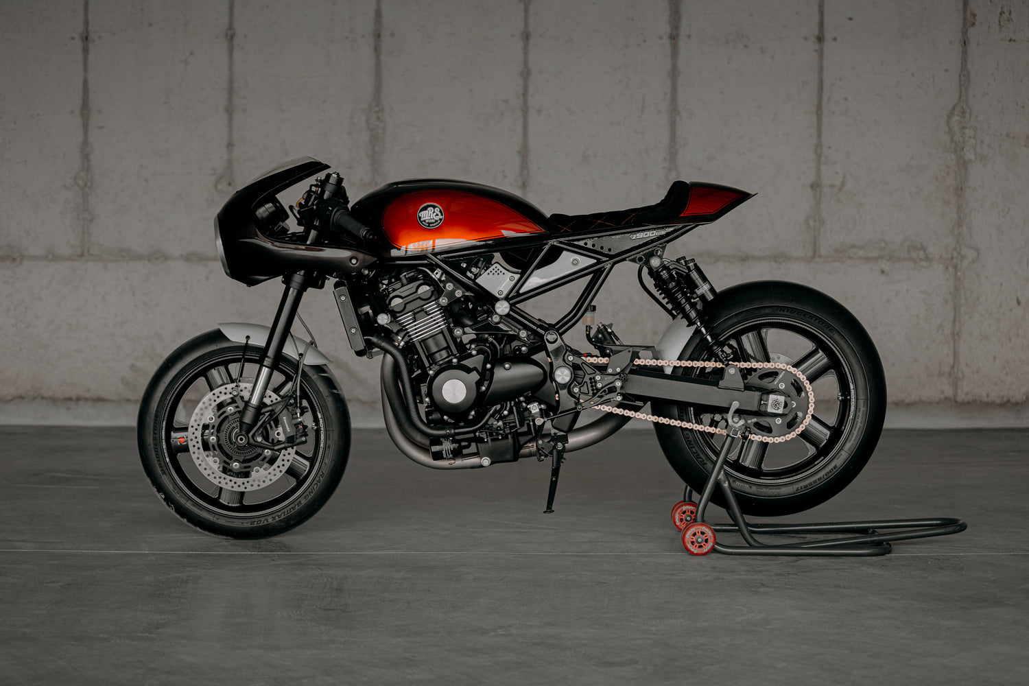 Interview with motorcycle builder MRS Oficina and Kawasaki z900RS bike.